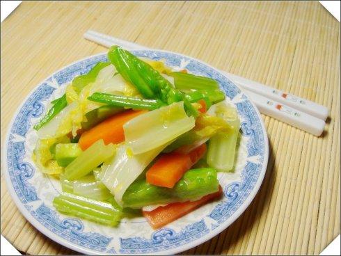 凉拌芹菜苦瓜白菜胡萝卜的做法
